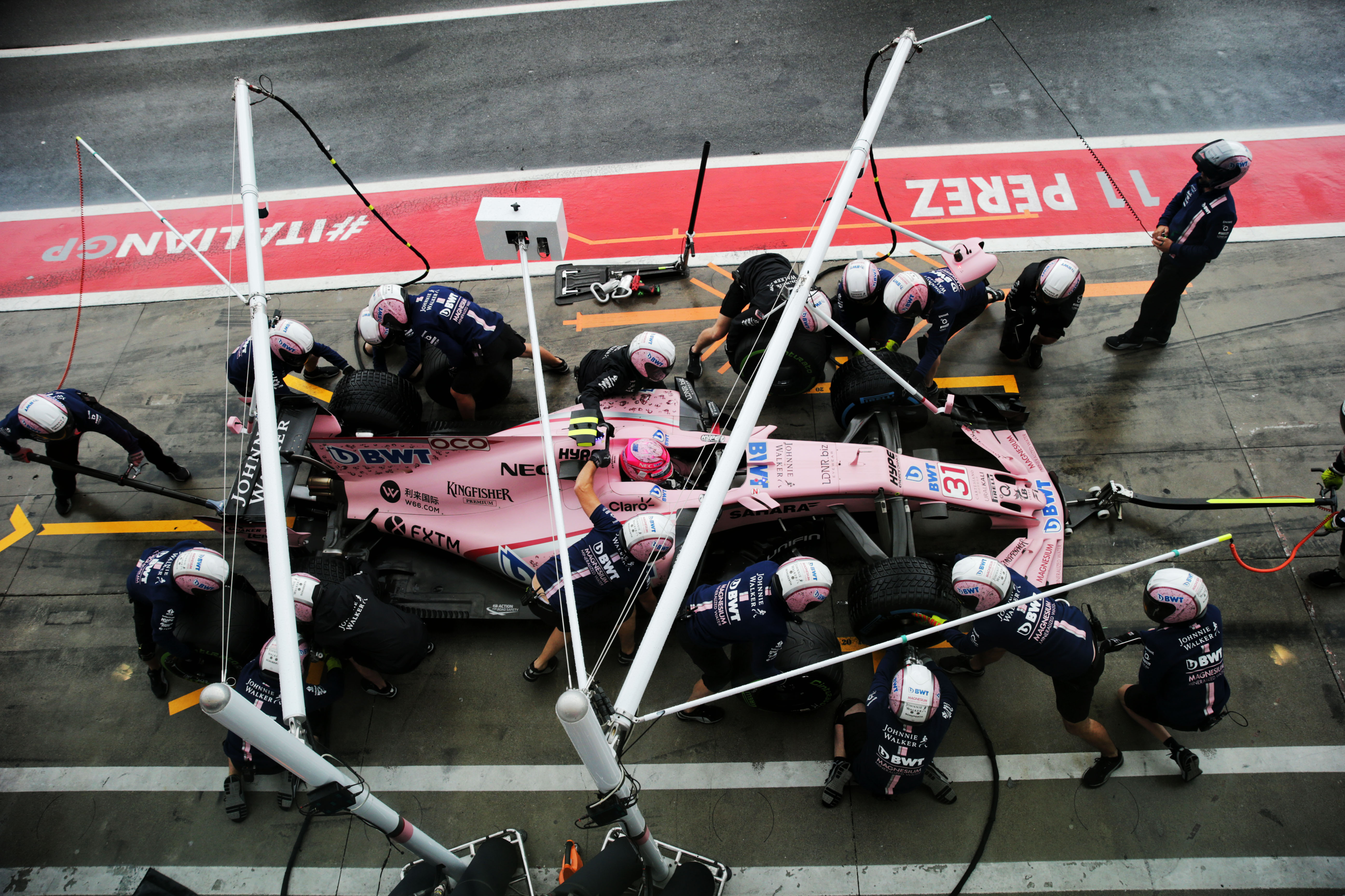 红牛车队力克红牛二队，佩雷兹统治全场