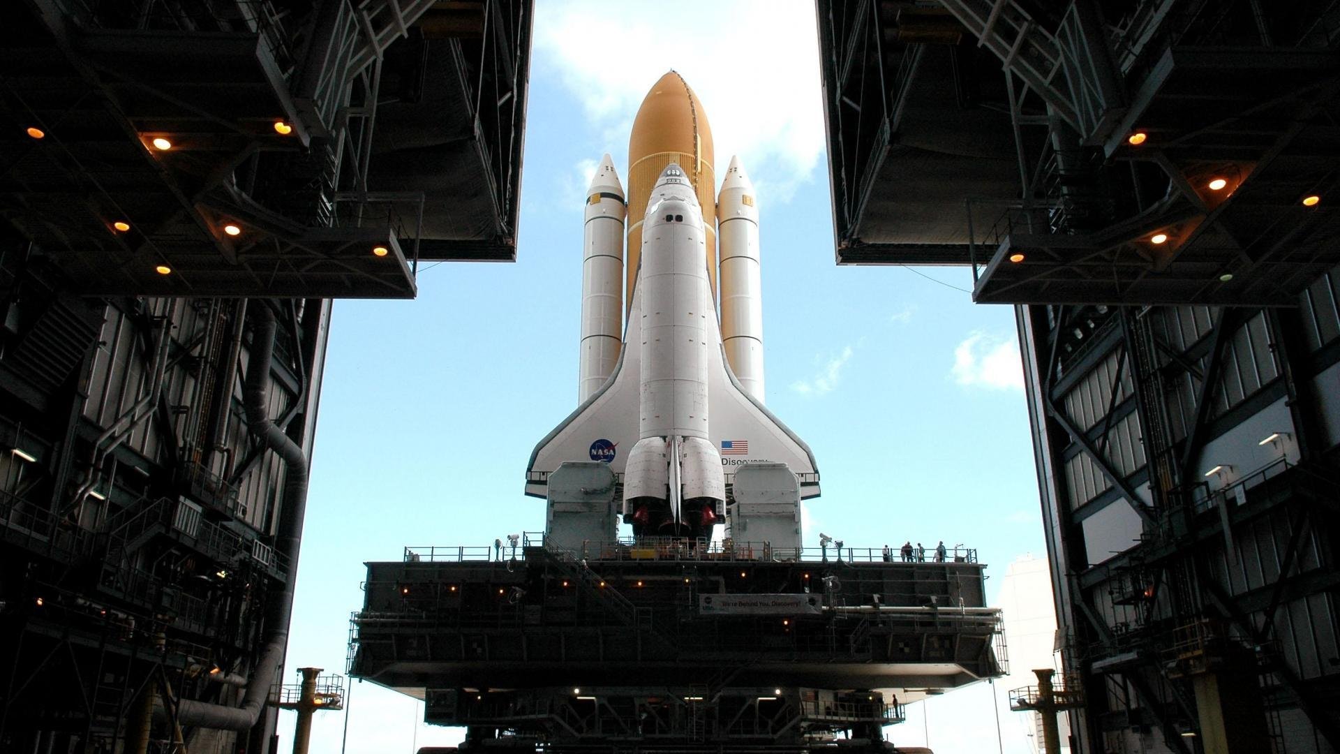 赛道与绿茵场,揭幕战之夜的极致共鸣