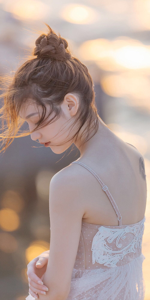 从掘金高原到天山脚下，库里用压力淬炼的黄金三分，划破沉默苍穹